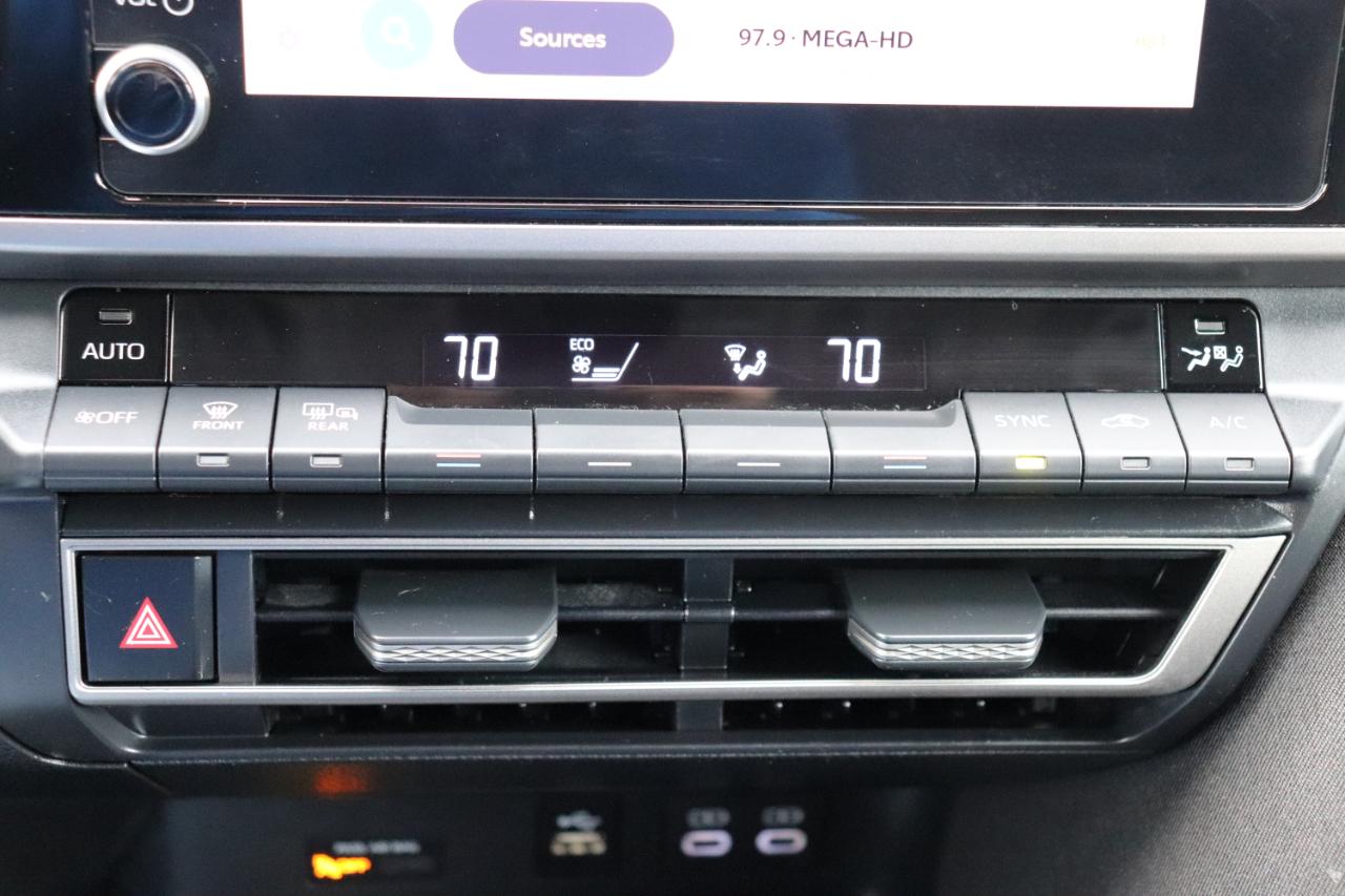 Toyota Camry SE Hyb 4D Sedan FWD 2025