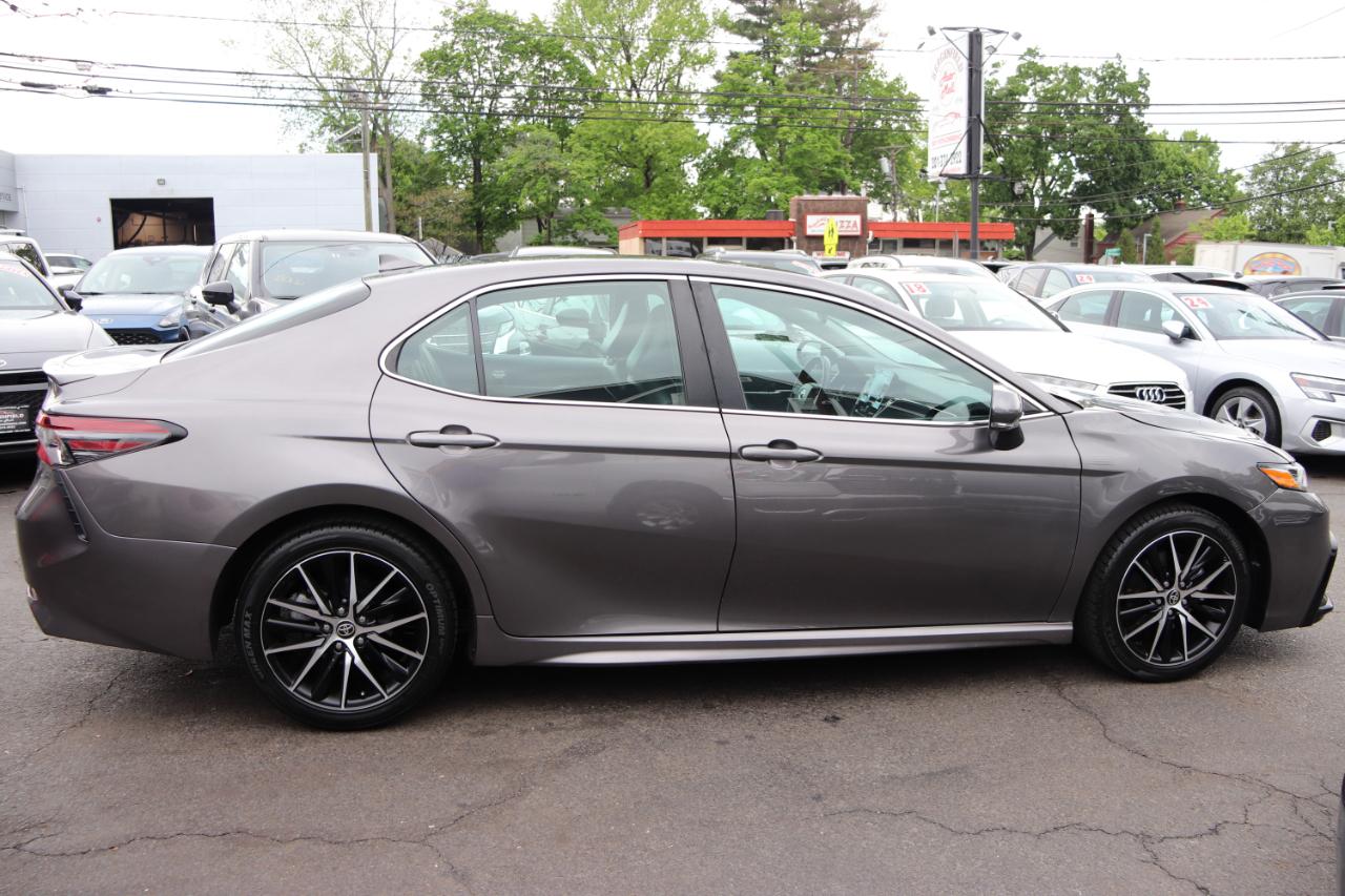 Toyota Camry SE Auto (Natl) 2024