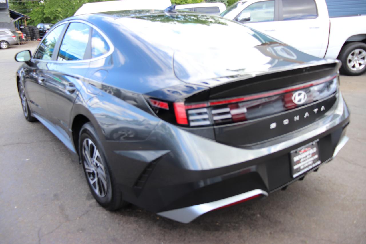 Hyundai Sonata Hybrid Blue FWD 2026