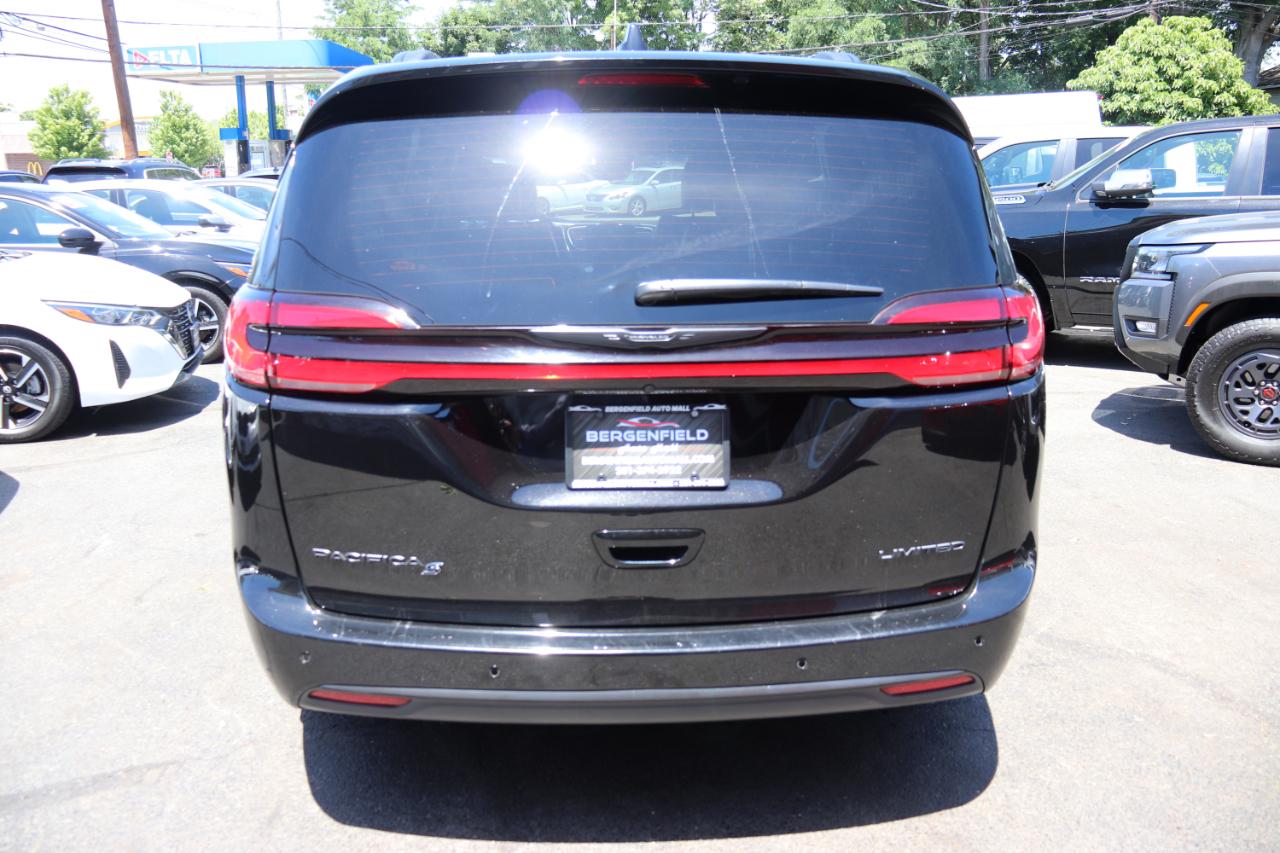 Chrysler Pacifica Limited FWD 2025