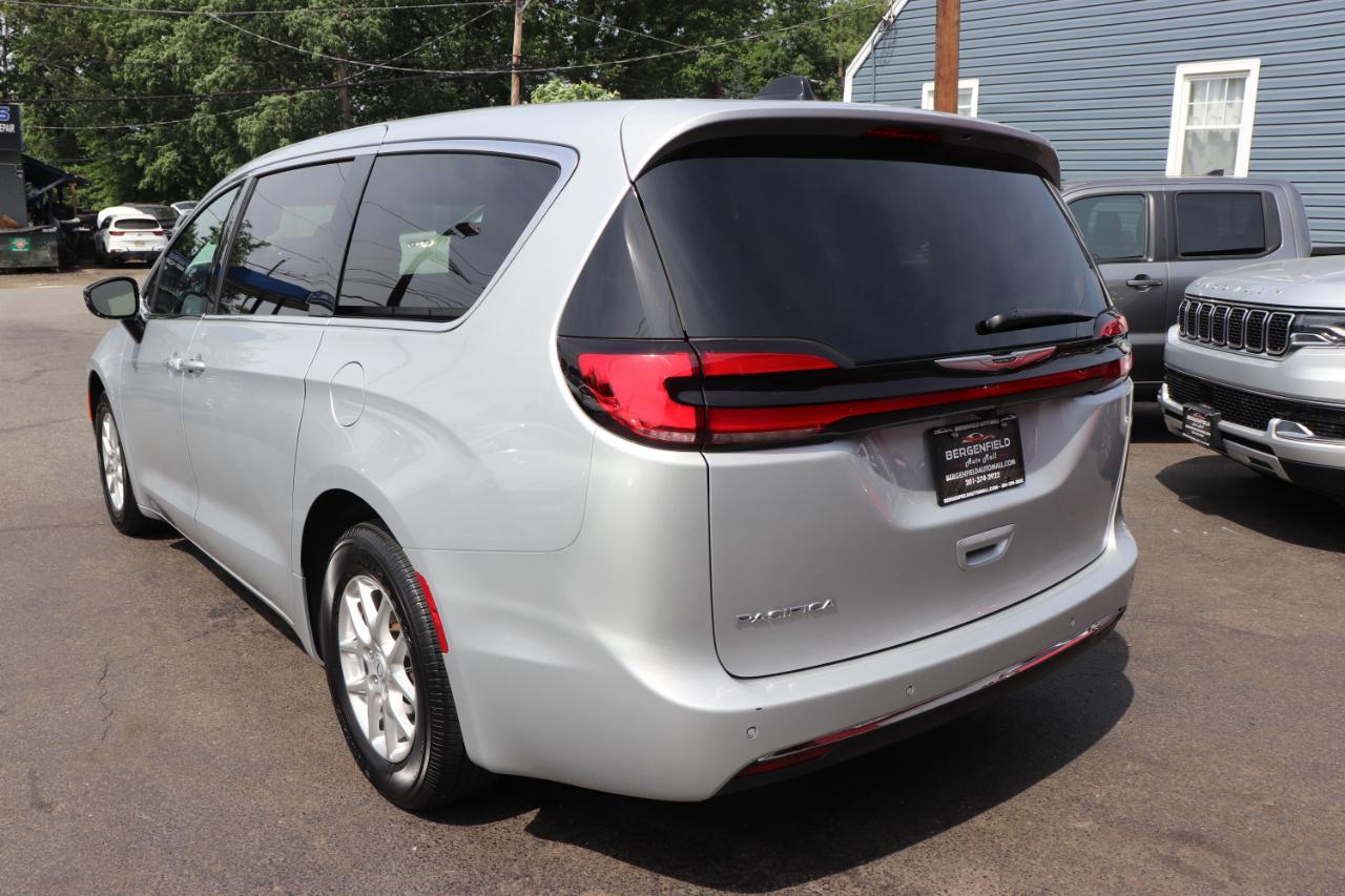 Chrysler Pacifica Select FWD 2026