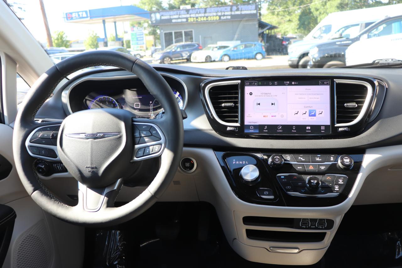 Chrysler Pacifica Touring L FWD 2024