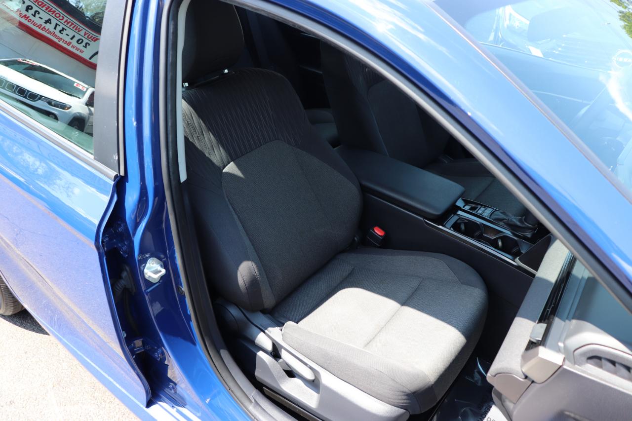 Toyota Camry LE (Natl) 2025