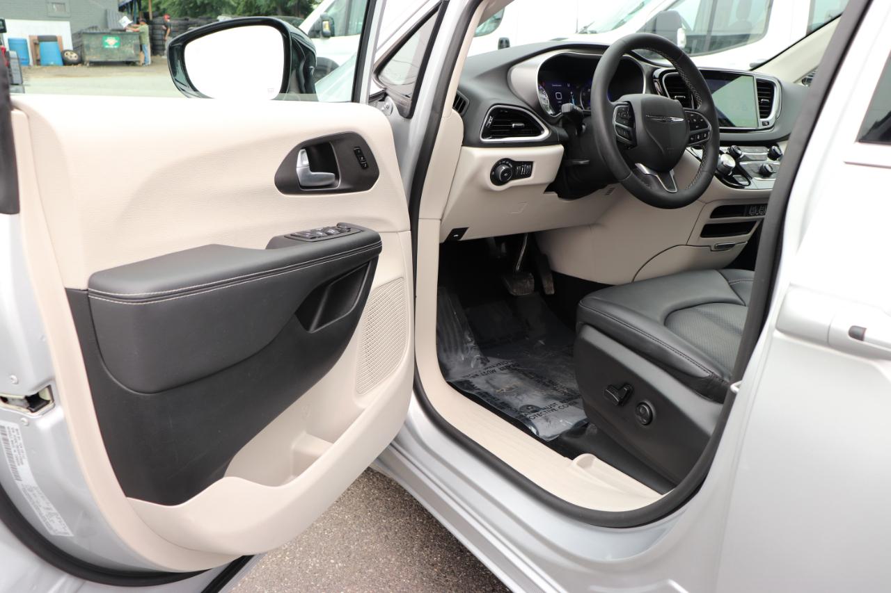 Chrysler Pacifica Touring L FWD 2024