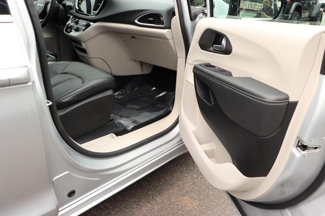 Chrysler Pacifica Touring L FWD 2024