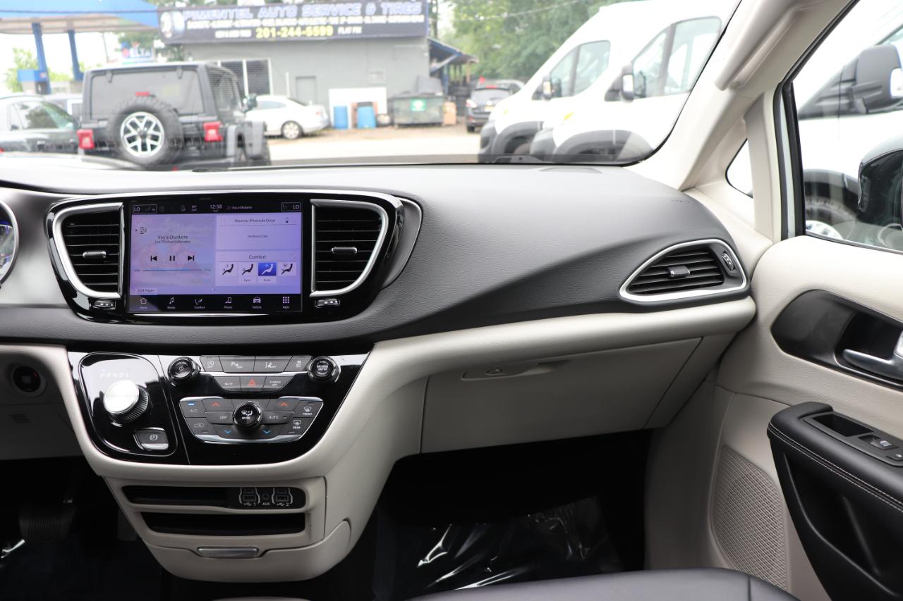 Chrysler Pacifica Touring L FWD 2024