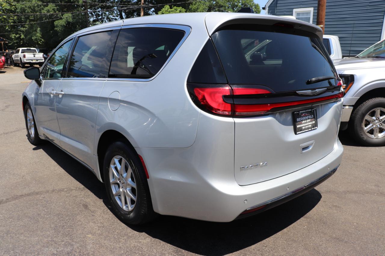 Chrysler Pacifica Touring L FWD 2024
