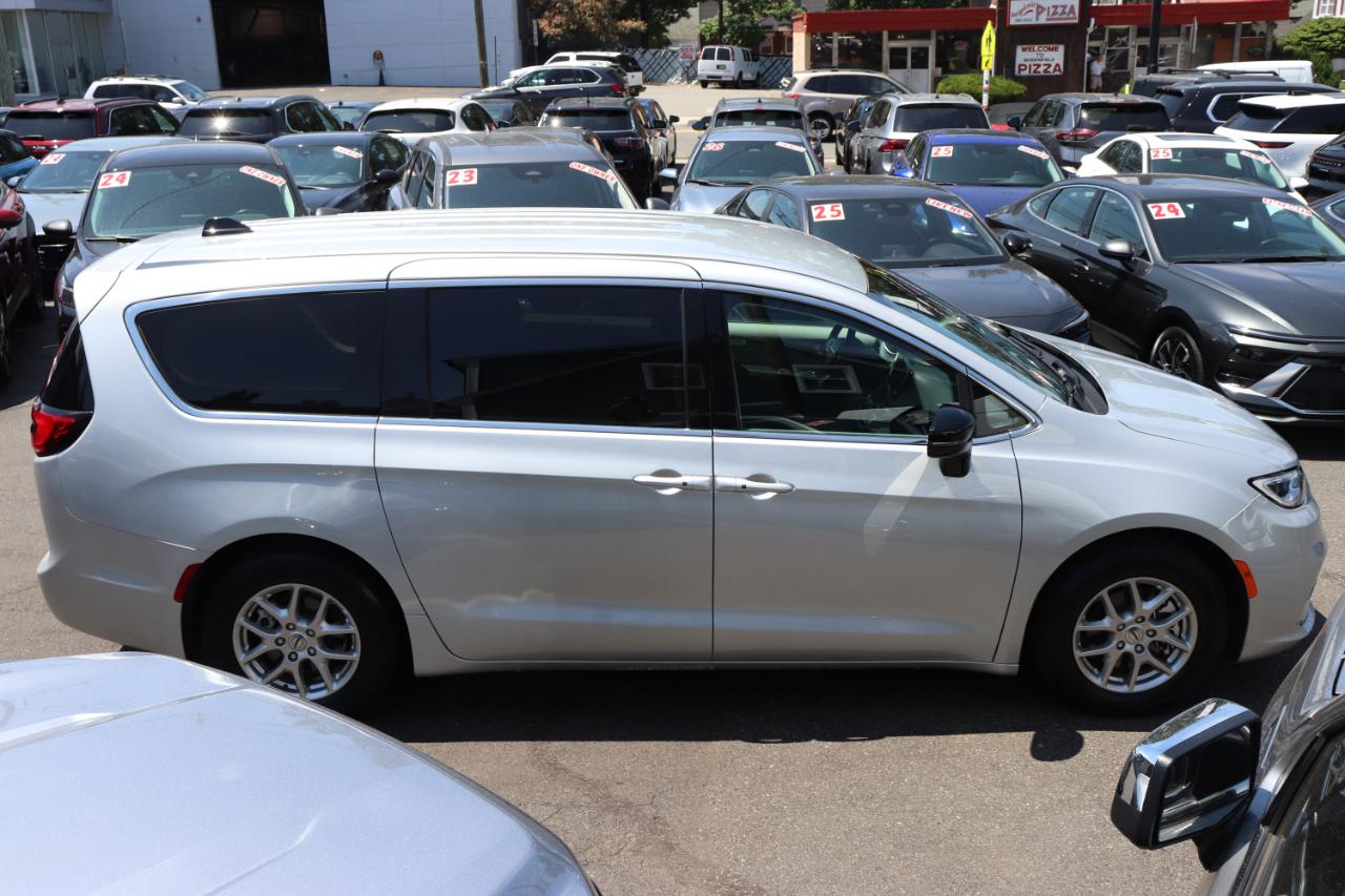 Chrysler Pacifica Touring L FWD 2024