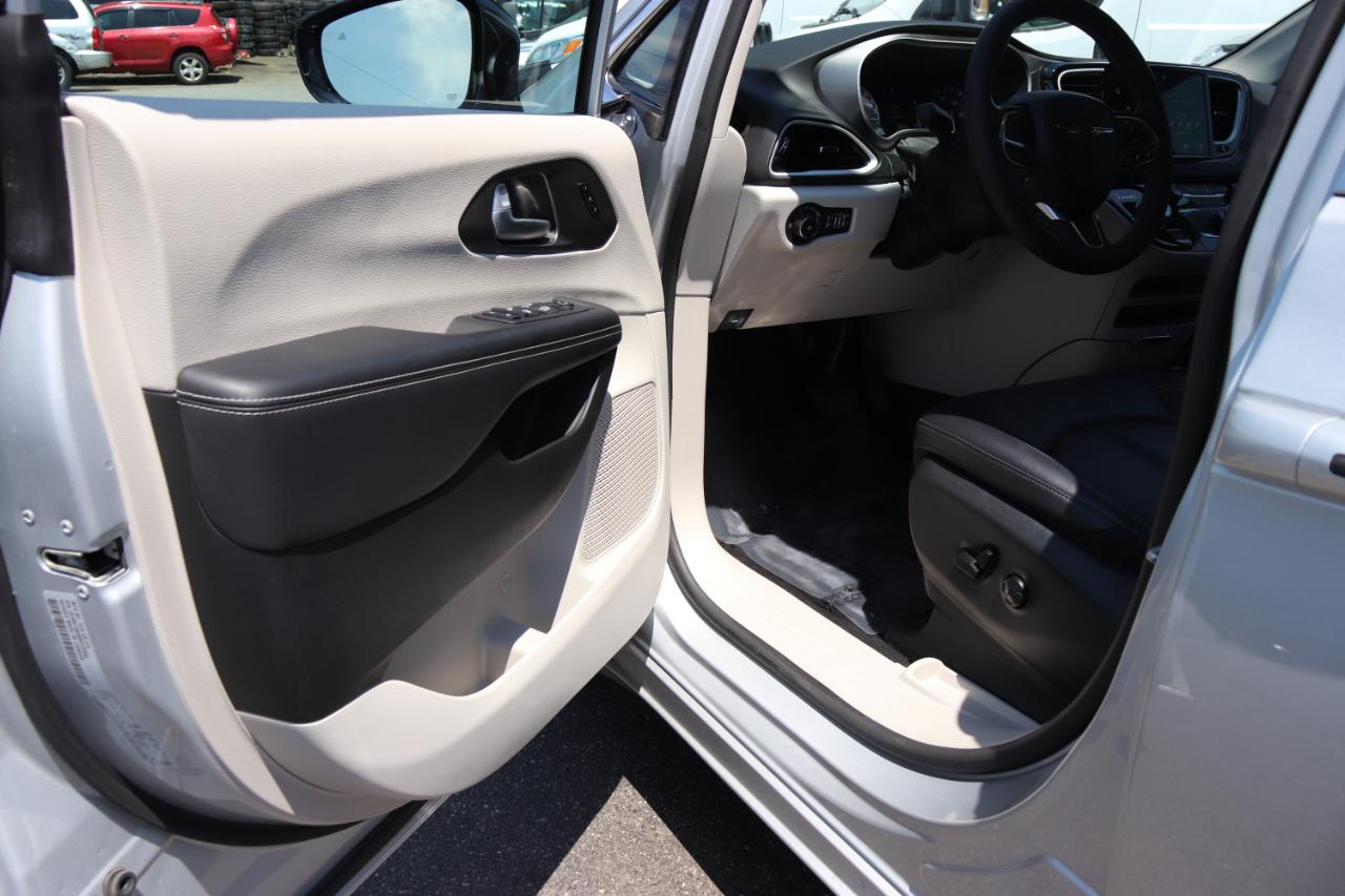 Chrysler Pacifica Touring L FWD 2024
