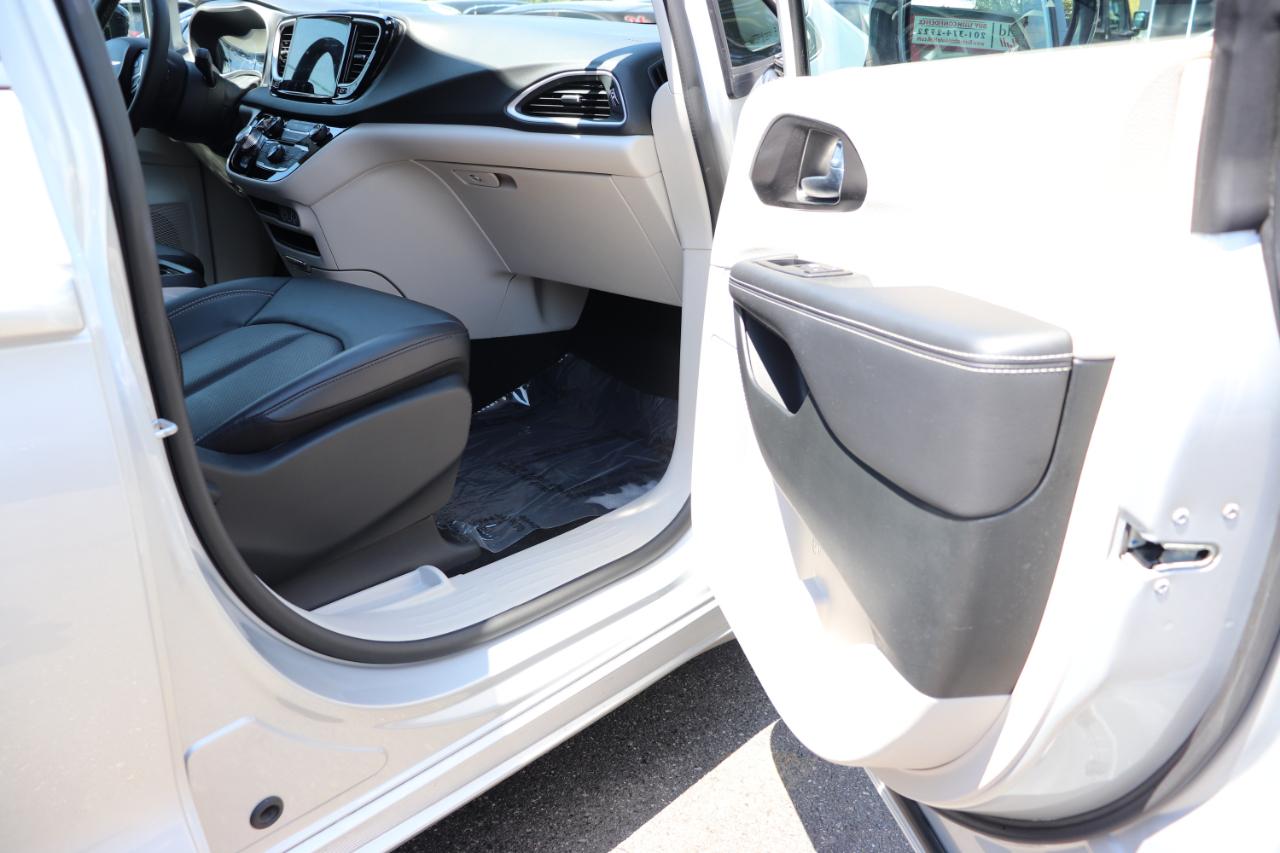 Chrysler Pacifica Touring L FWD 2024