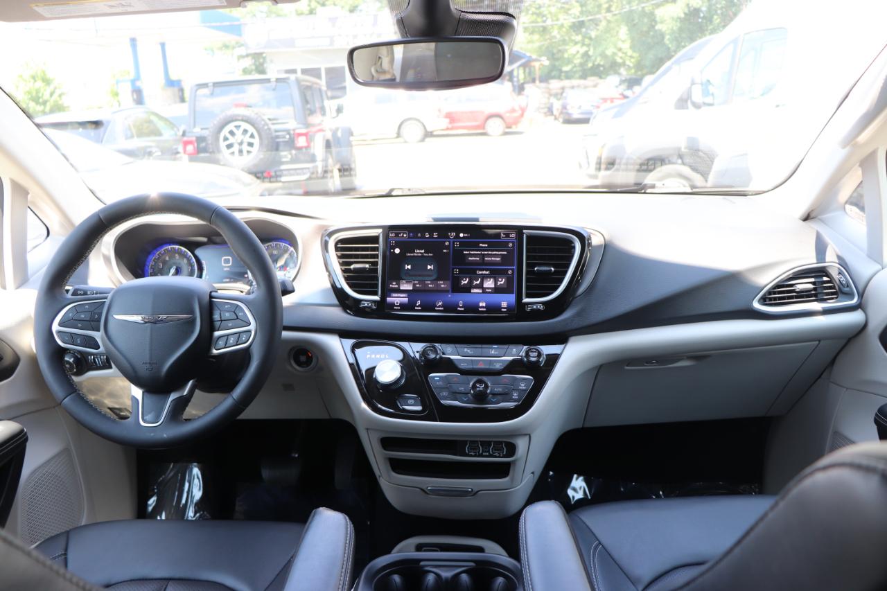 Chrysler Pacifica Touring L FWD 2024