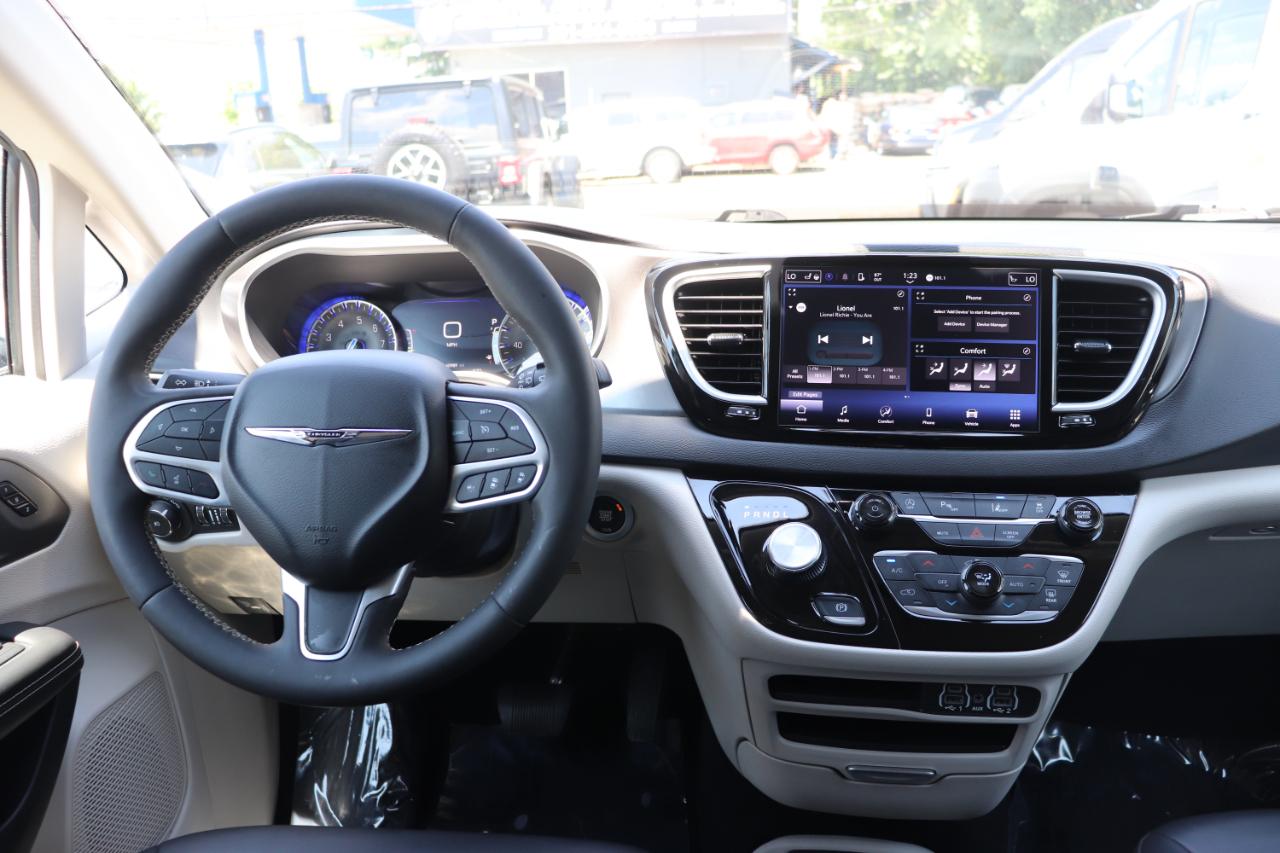 Chrysler Pacifica Touring L FWD 2024