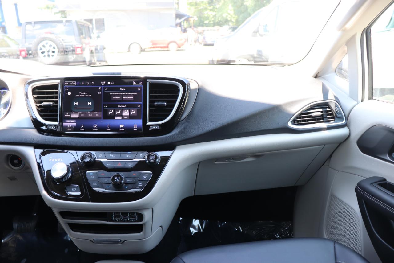 Chrysler Pacifica Touring L FWD 2024