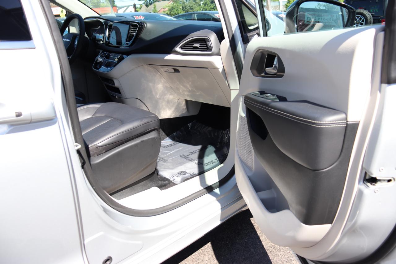 Chrysler Pacifica Touring L FWD 2024