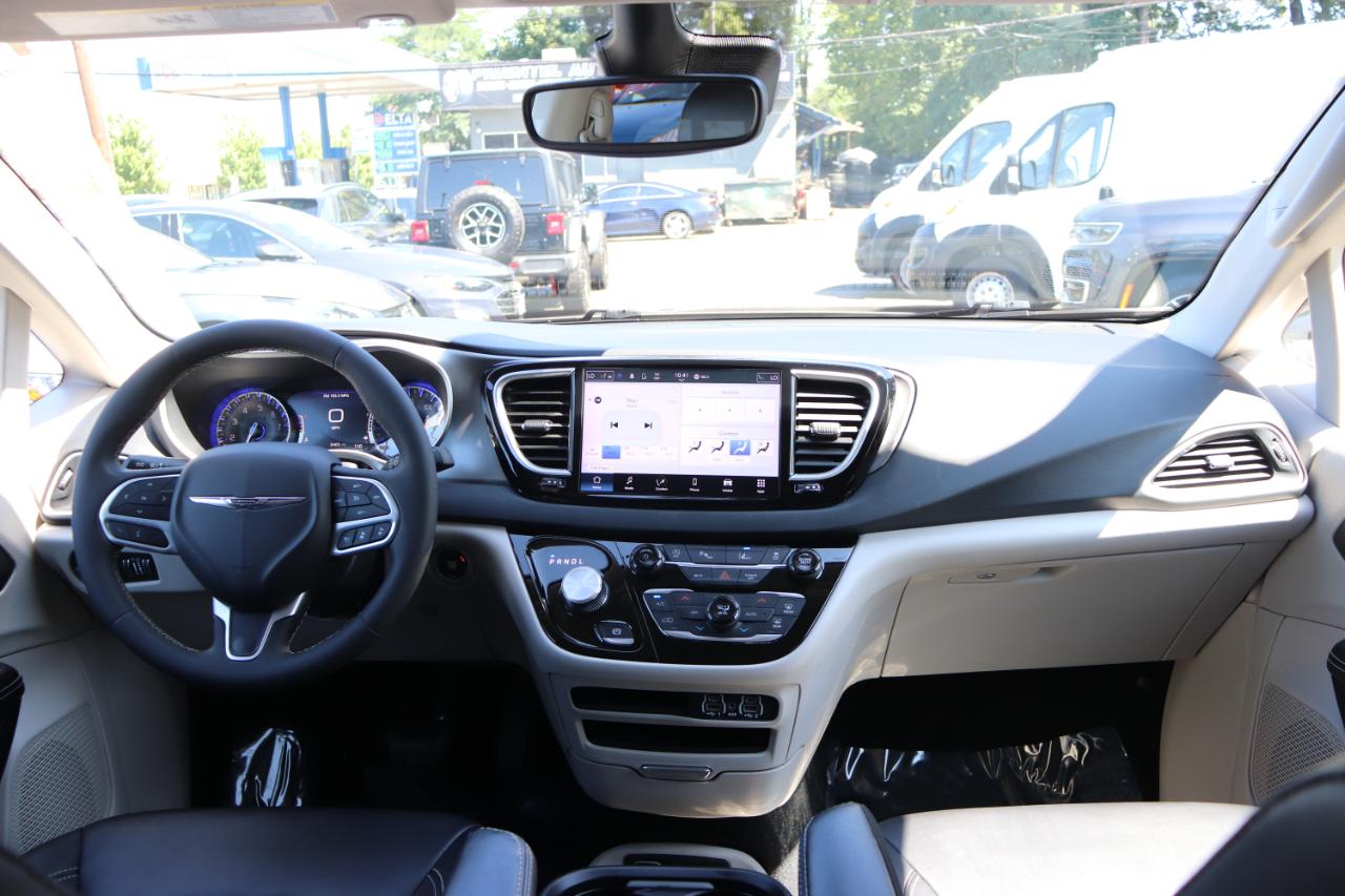 Chrysler Pacifica Touring L FWD 2024