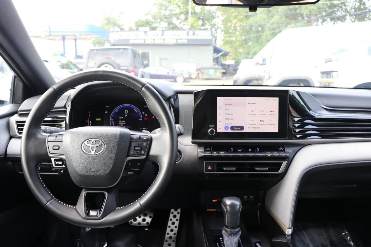 Toyota Camry SE (Natl) 2025