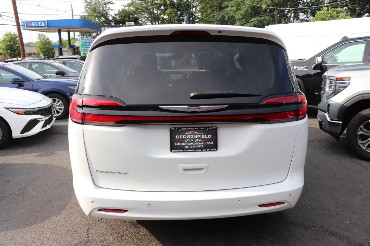 Chrysler Pacifica Touring L FWD 2024