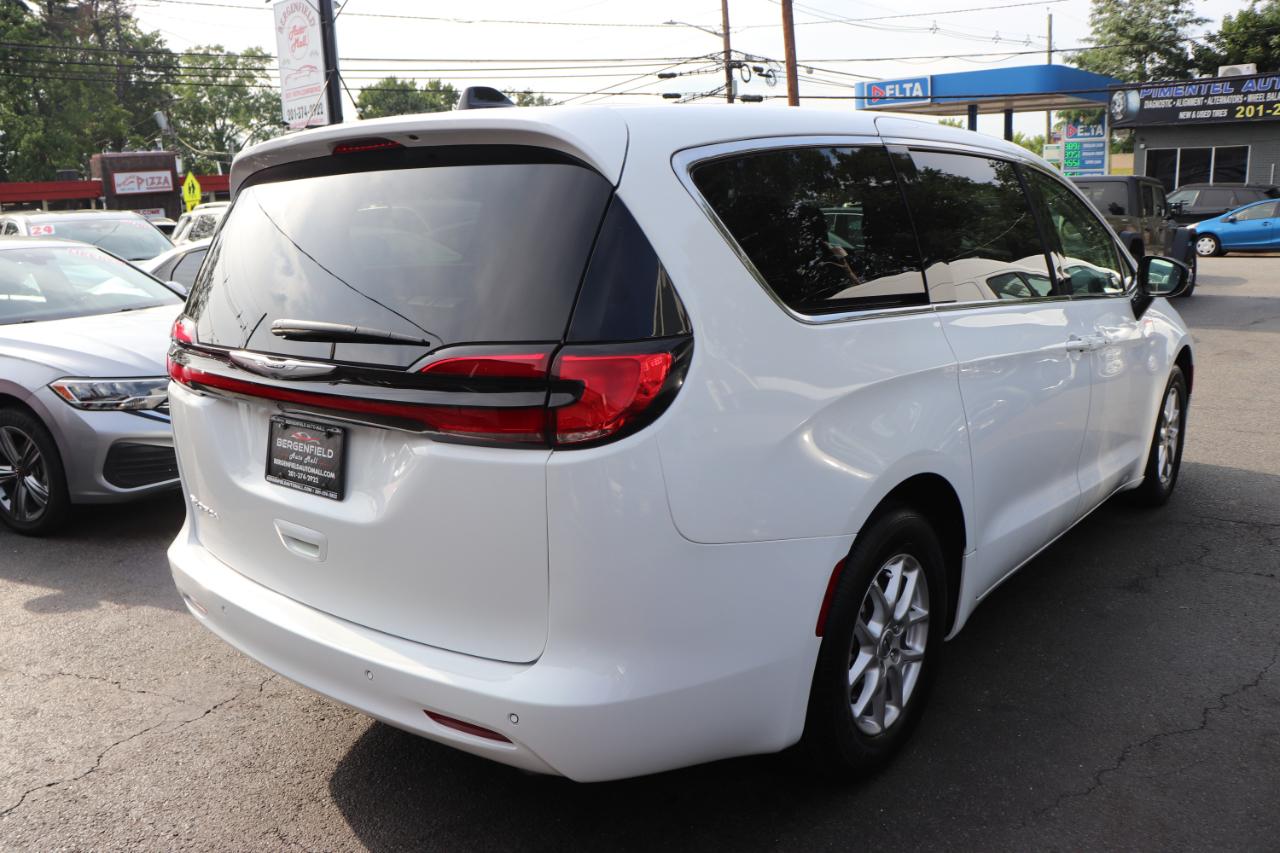 Chrysler Pacifica Touring L FWD 2024