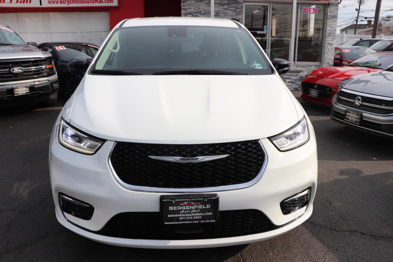 Chrysler Pacifica Touring L FWD 2024