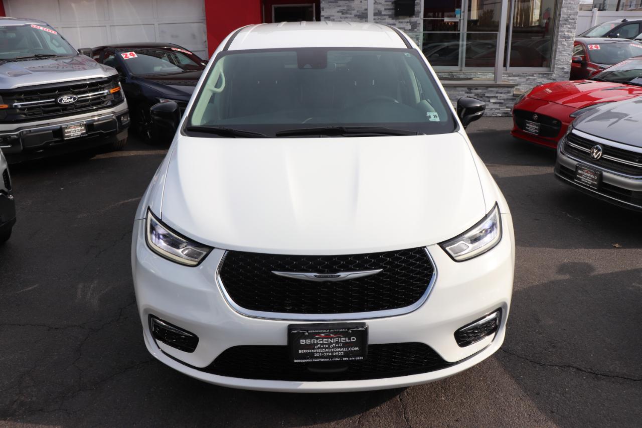 Chrysler Pacifica Touring L FWD 2024