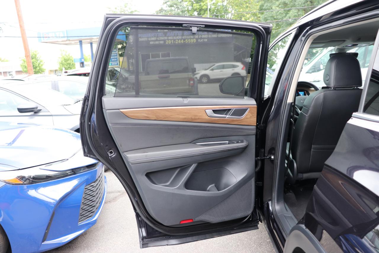 Volkswagen Atlas 2.0T SE w/Technology FWD 2025