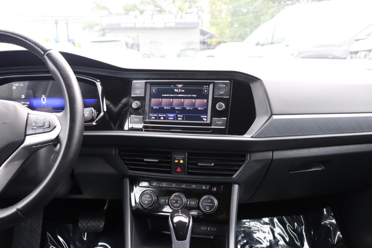 Volkswagen Jetta SE Auto 2024
