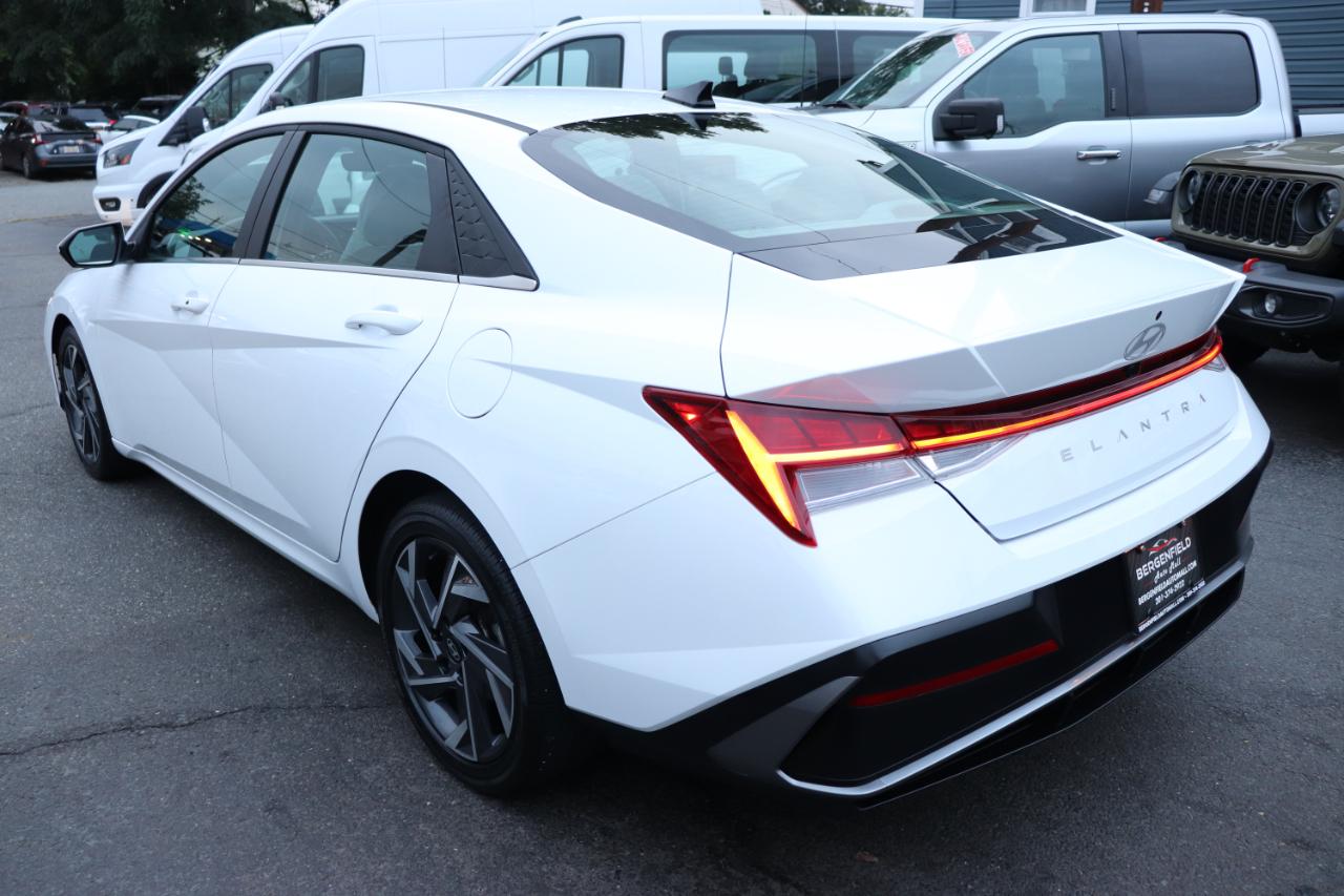 Hyundai Elantra SEL Convenience IVT 2025