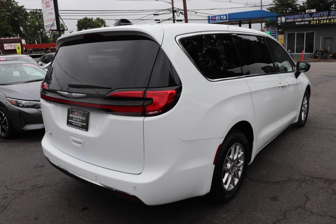 Chrysler Pacifica Touring L FWD 2024