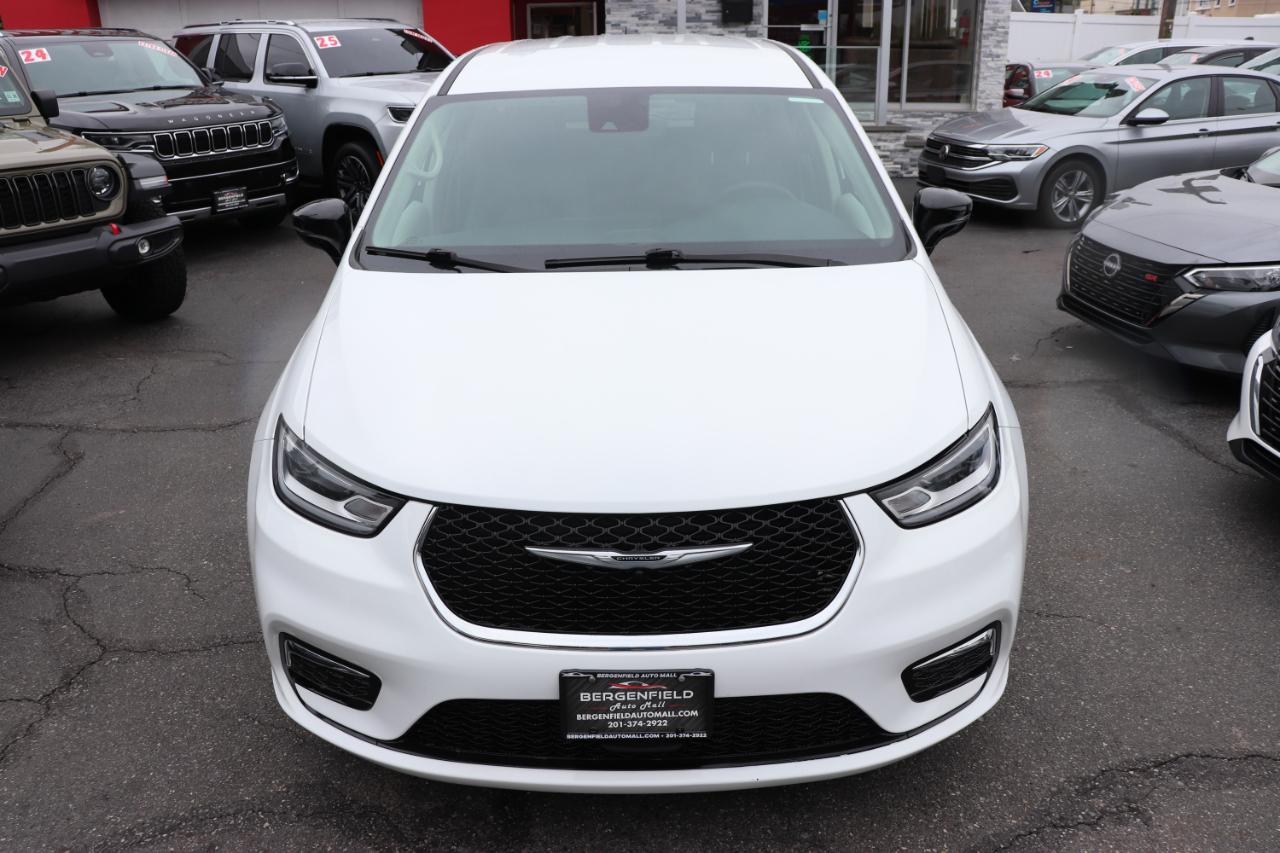Chrysler Pacifica Touring L FWD 2024