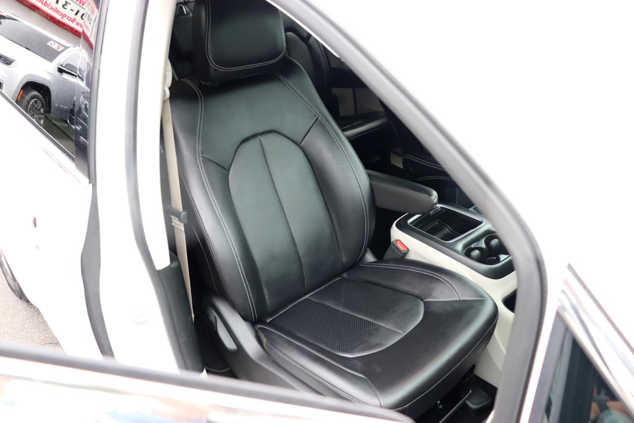 Chrysler Pacifica Touring L FWD 2024