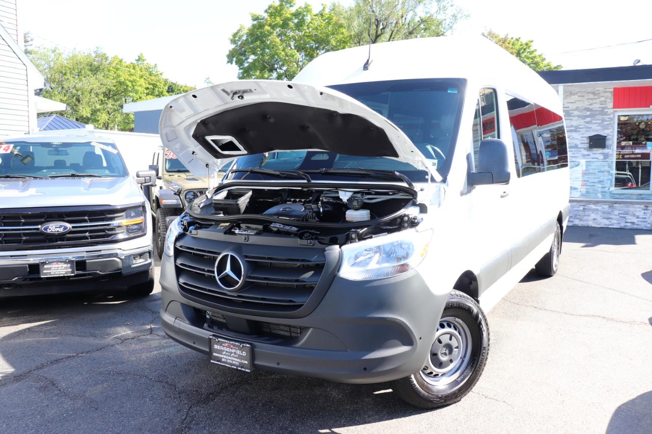 Mercedes-Benz Sprinter Passenger Van 2500 High Roof I4 Diesel 170" RWD 2025