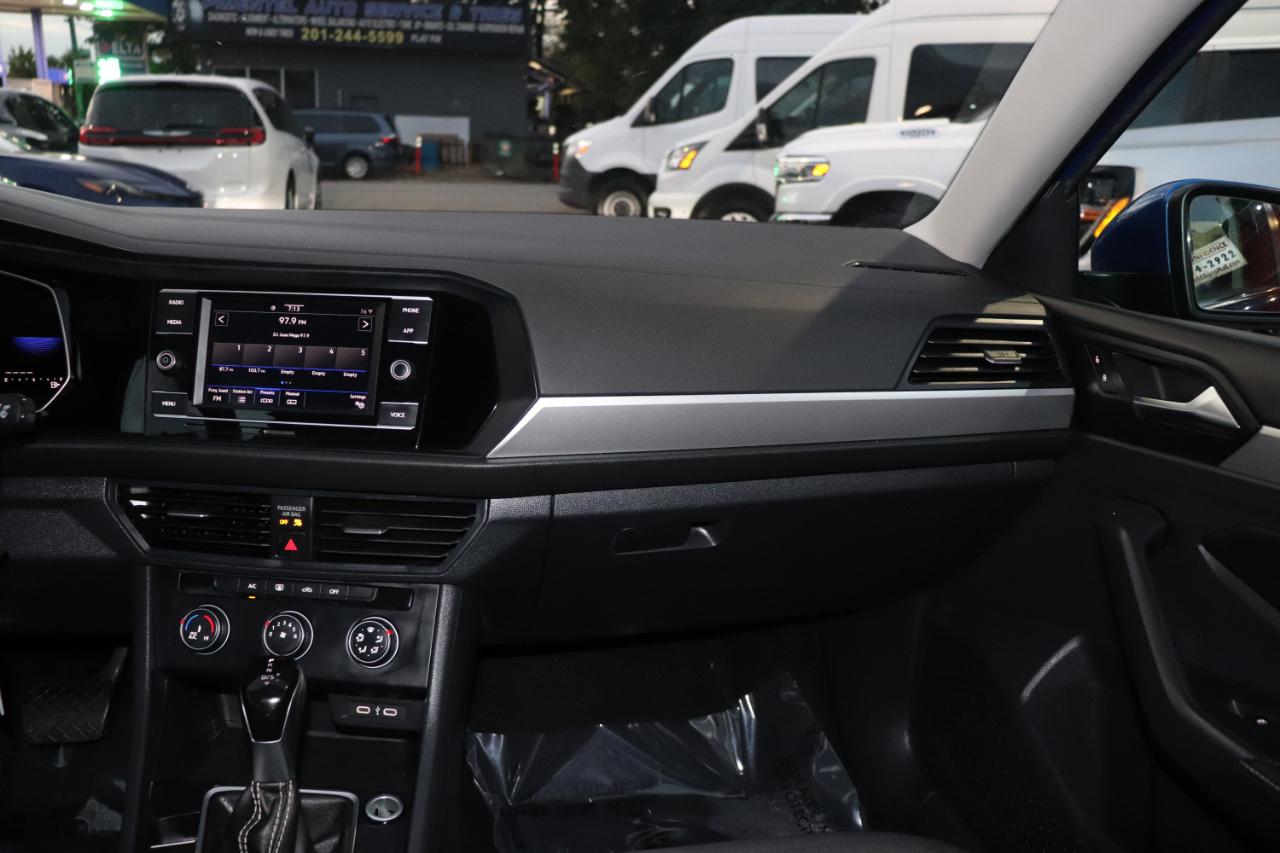 Volkswagen Jetta S Auto 2024