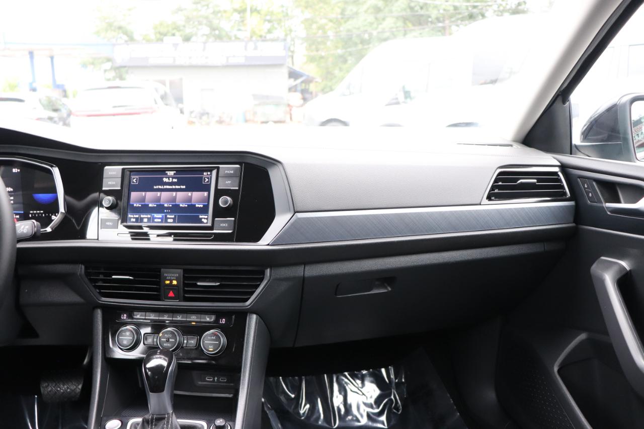 Volkswagen Jetta SE Auto 2024