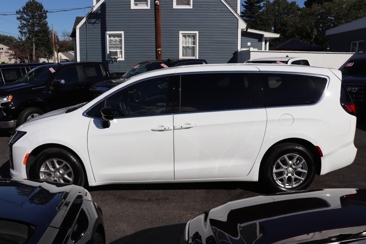 Chrysler Pacifica Select FWD 2027