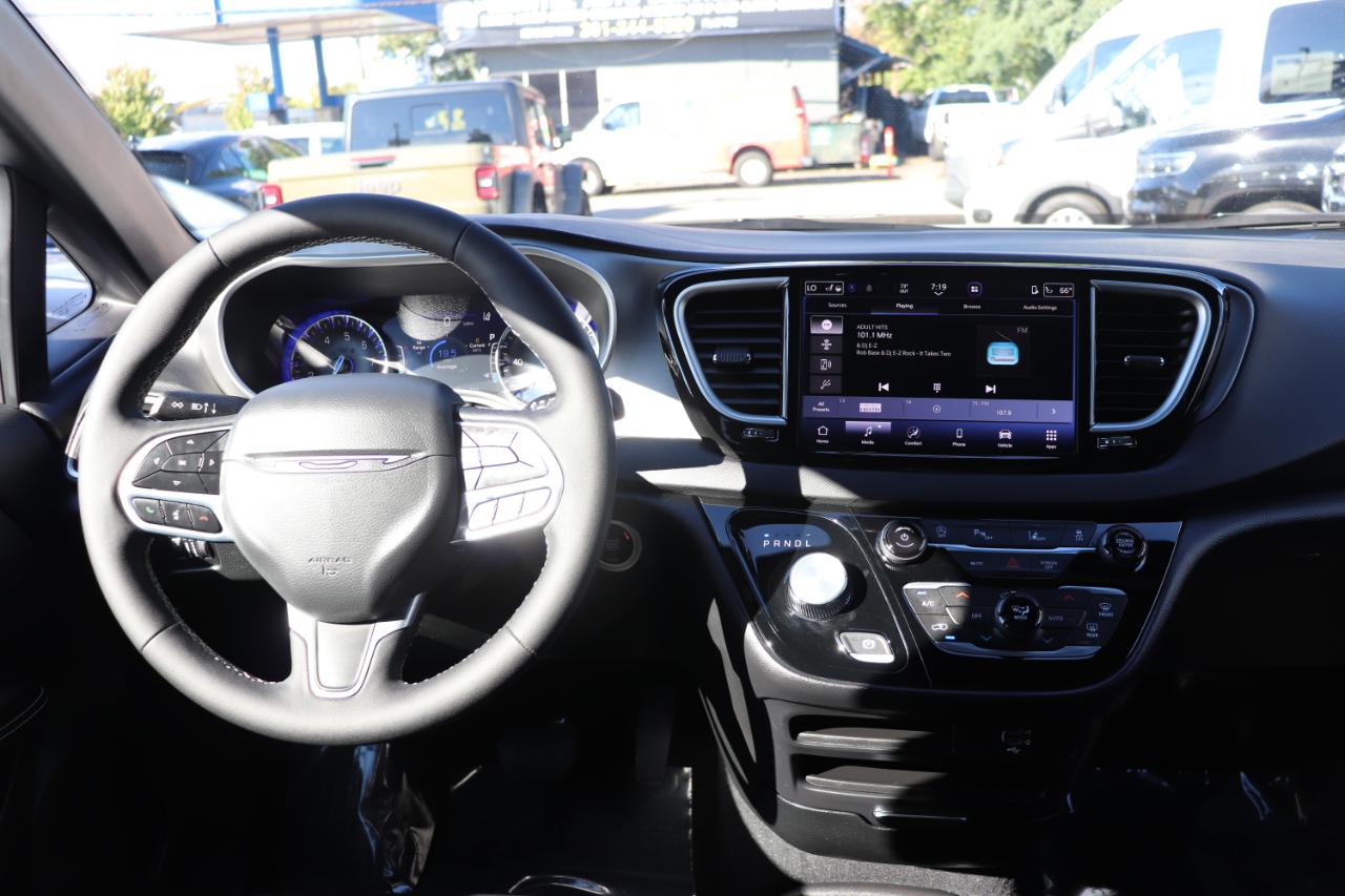 Chrysler Pacifica Select FWD 2027