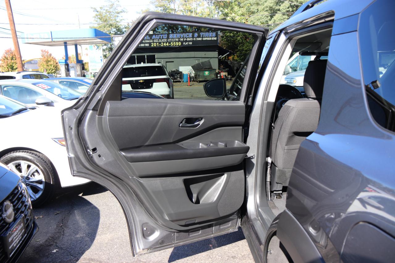 Nissan Pathfinder SV 2WD 2024