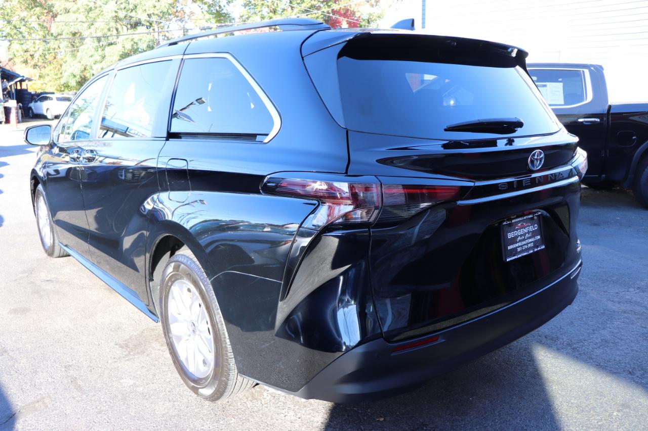 Toyota Sienna XLE FWD 8-Passenger (Natl) 2024