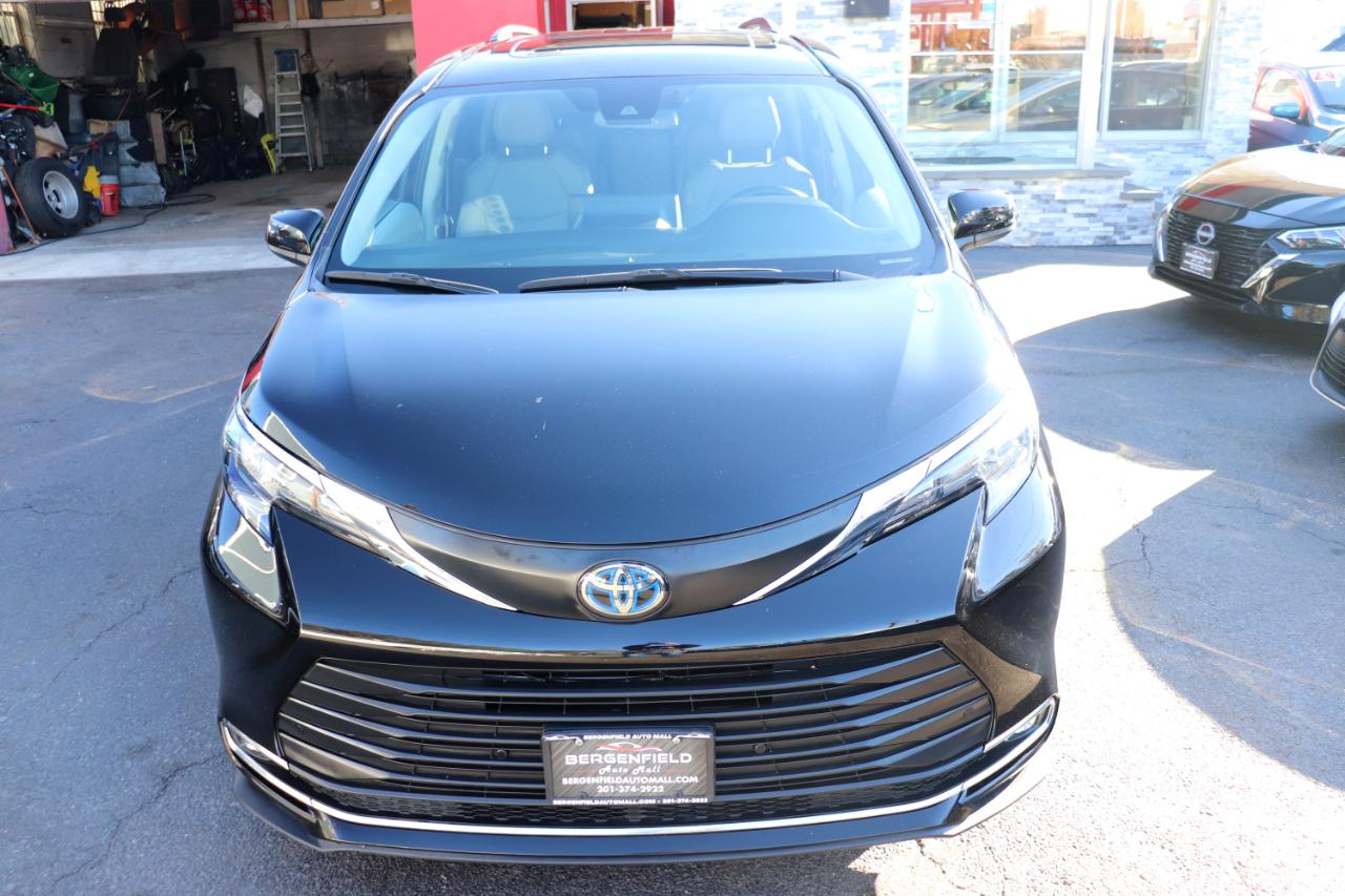 Toyota Sienna XLE FWD 8-Passenger (Natl) 2024