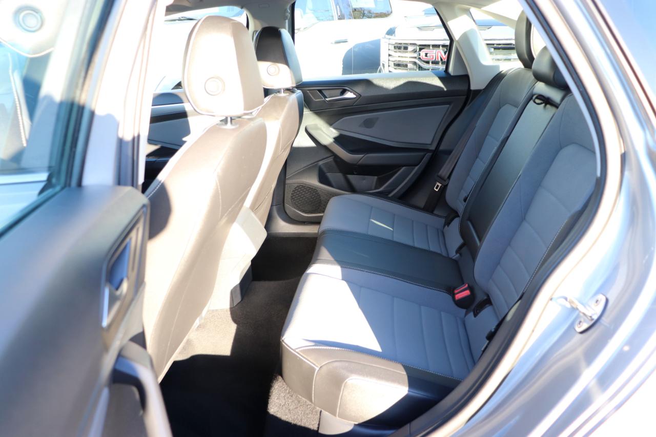 Volkswagen Jetta SE Auto 2025