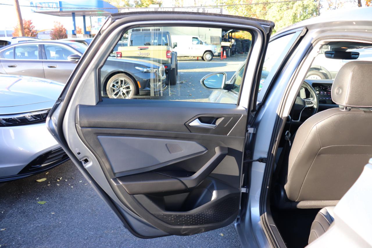 Volkswagen Jetta SE Auto 2025