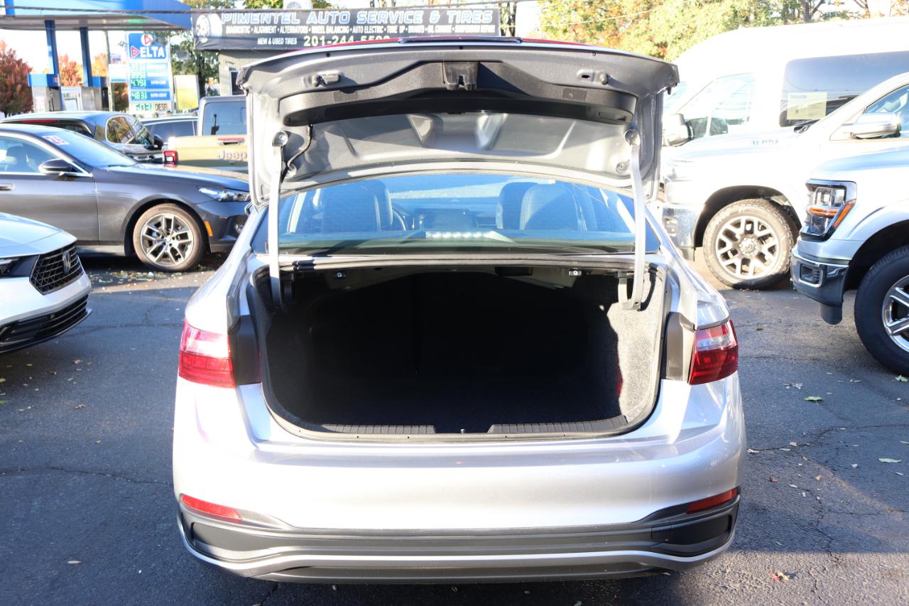 Volkswagen Jetta SE Auto 2025