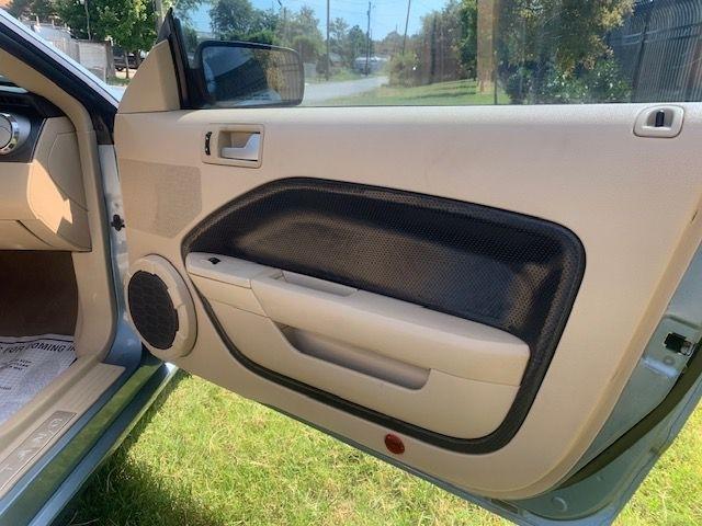 Ford Mustang GT Deluxe Coupe 2008