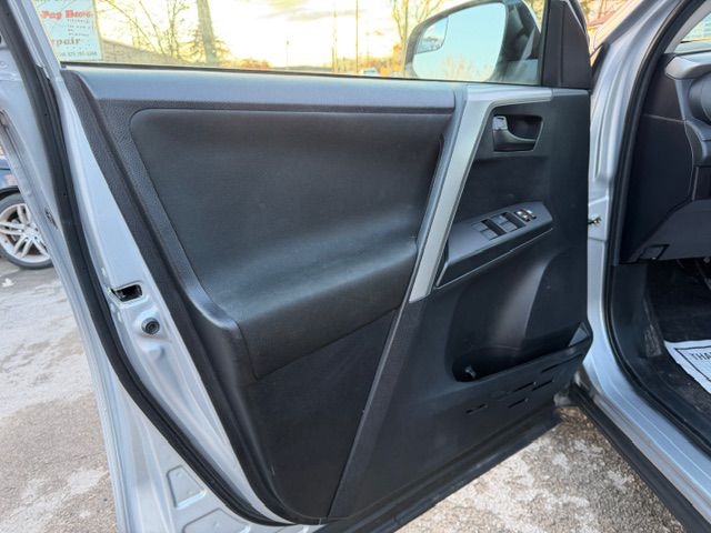 Toyota RAV4 LE AWD 2018