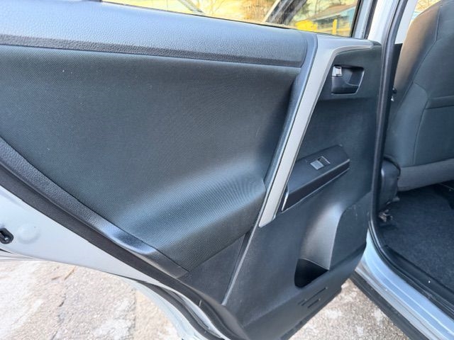 Toyota RAV4 LE AWD 2018