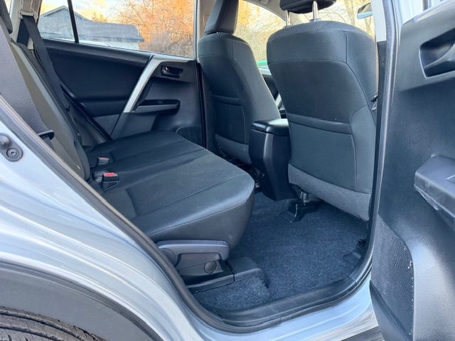 Toyota RAV4 LE AWD 2018