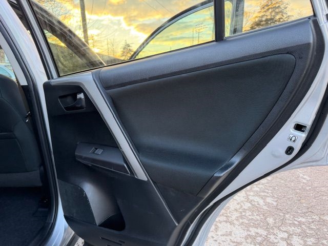 Toyota RAV4 LE AWD 2018