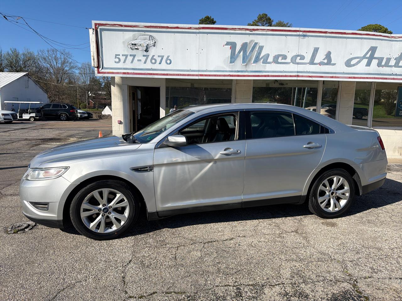 Ford Taurus 4dr Sdn SEL AWD 2010