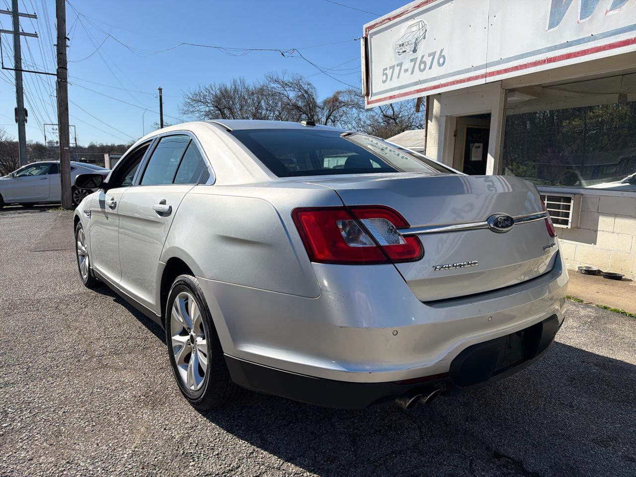 Ford Taurus 4dr Sdn SEL AWD 2010