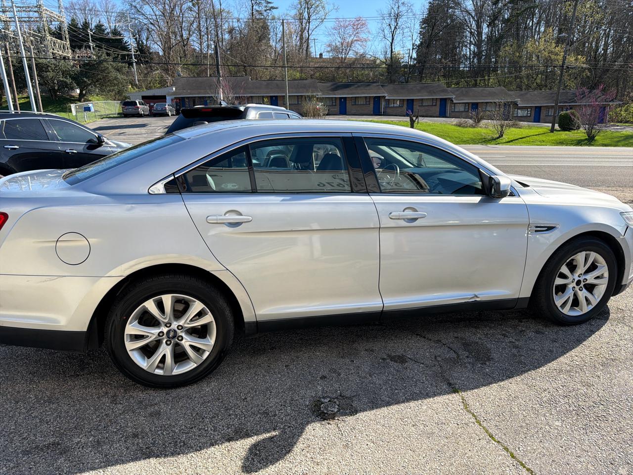 Ford Taurus 4dr Sdn SEL AWD 2010