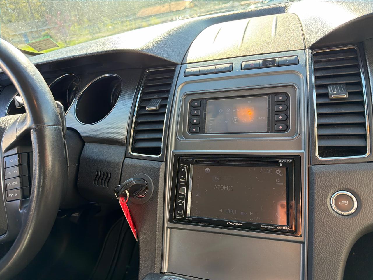 Ford Taurus 4dr Sdn SEL AWD 2010